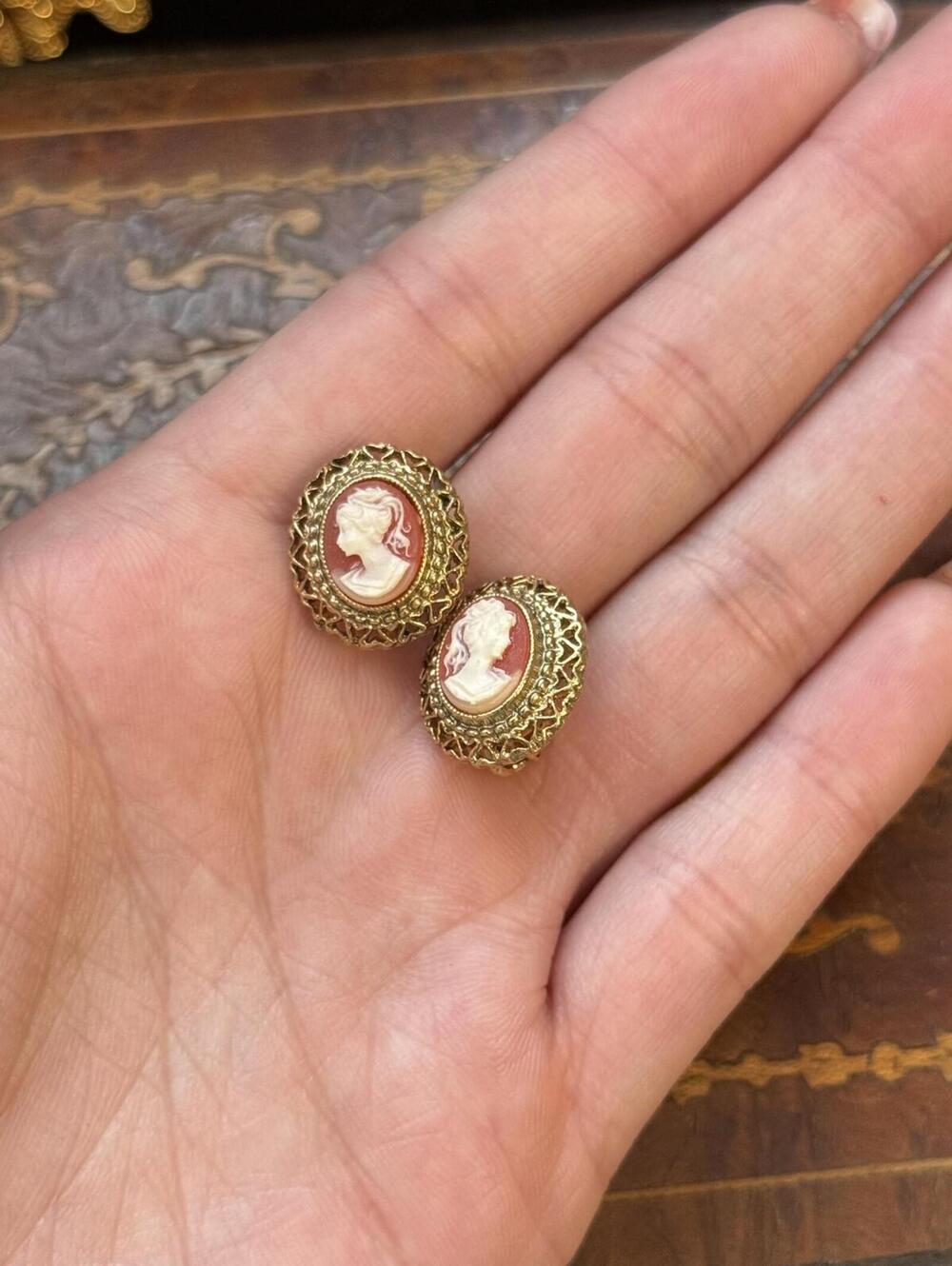 Vintage Cameo 1928 clip on Earrings
